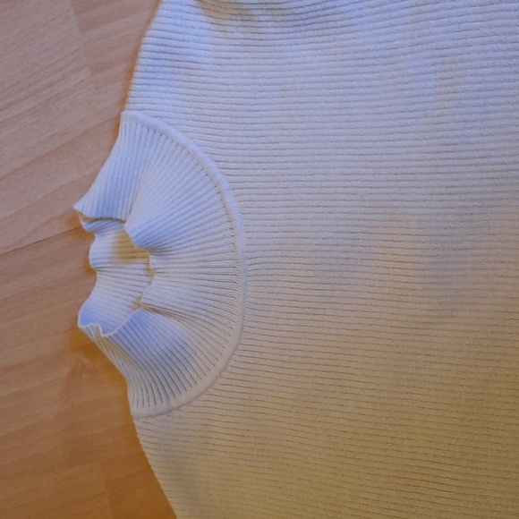 H&M ribbed turtleneck sweater 🤍 - Picture 2 of 7
